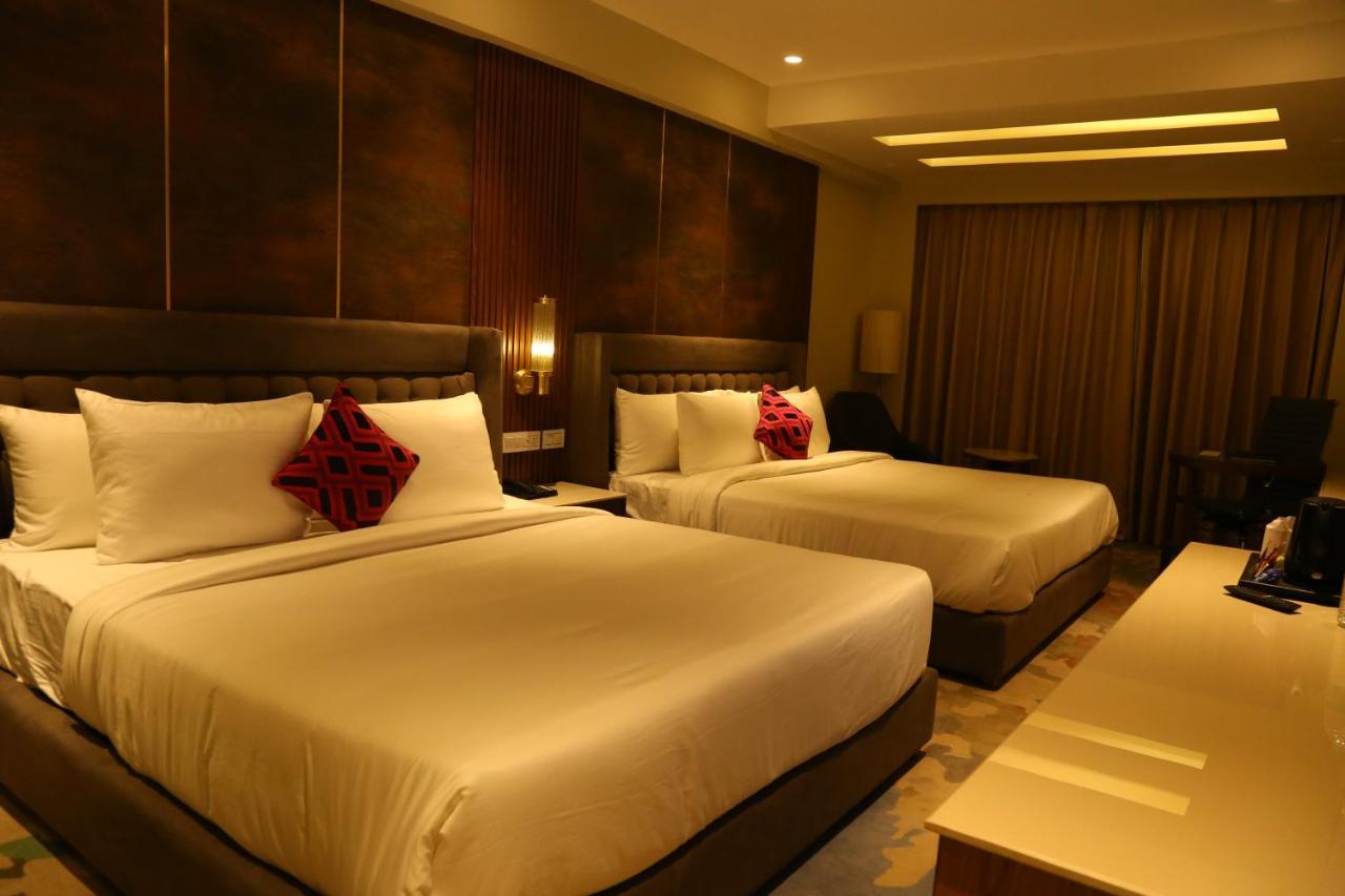 Dreamz Inn & Suites Zirakpur Экстерьер фото