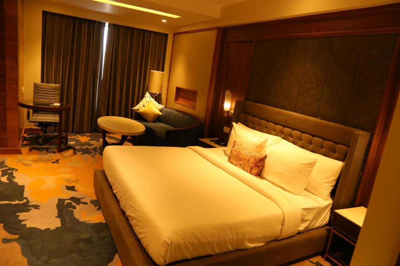 Dreamz Inn & Suites Zirakpur Экстерьер фото