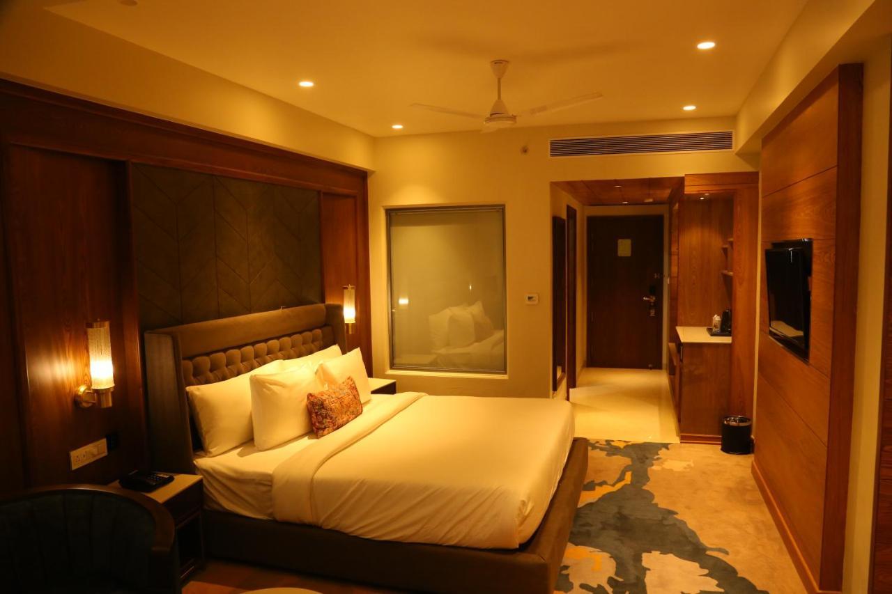 Dreamz Inn & Suites Zirakpur Экстерьер фото